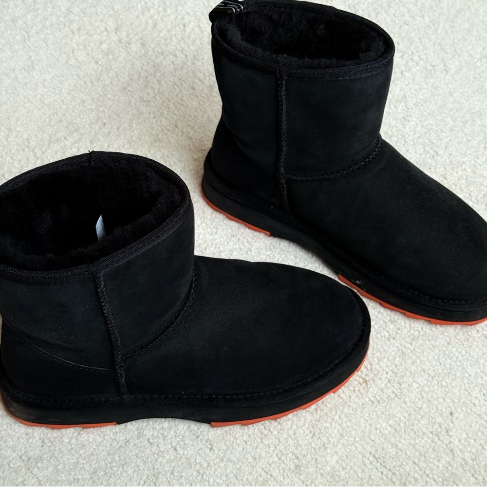 EMU Sharky Mini Shearling Boot in Black with Crimson